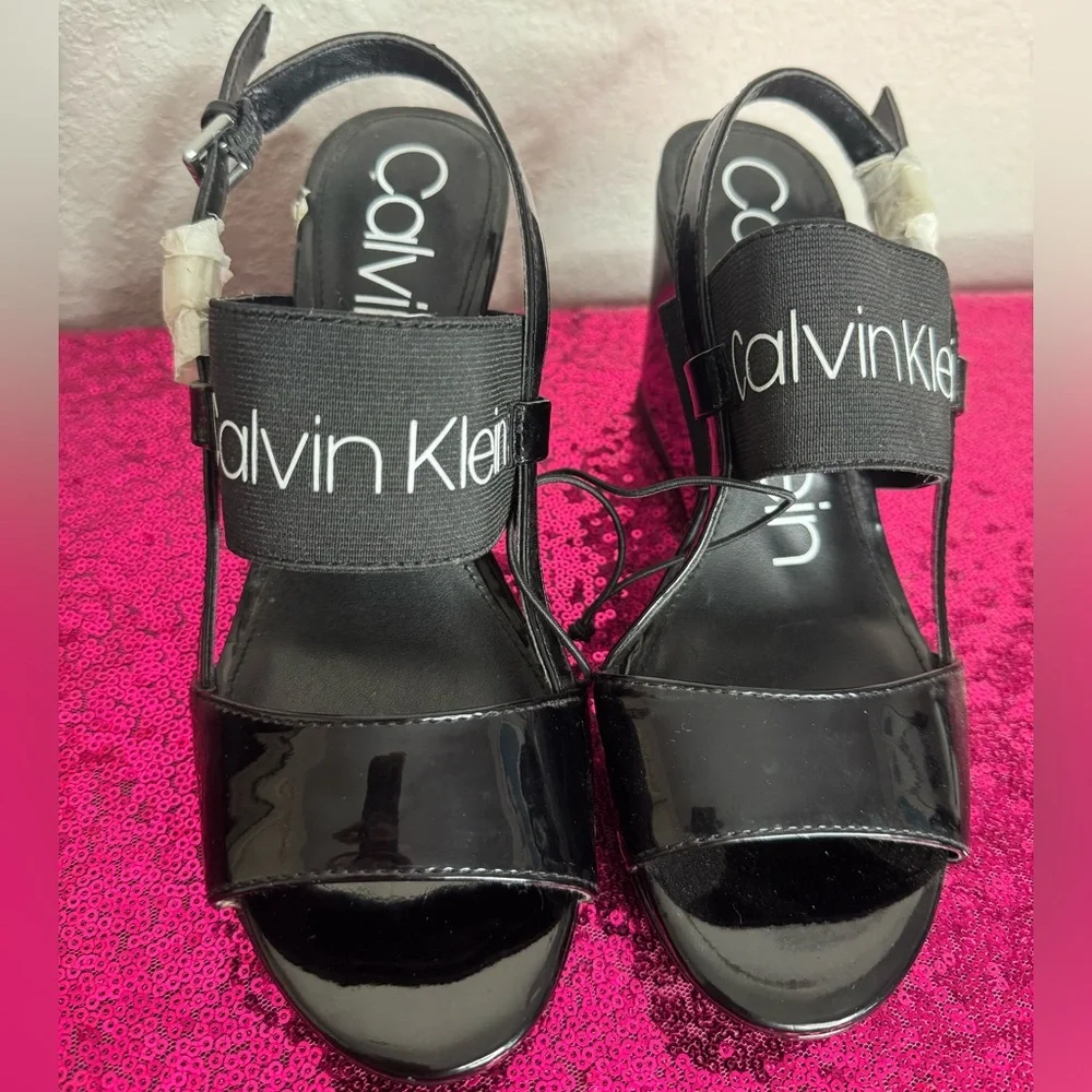 NEW 🖤 CALVIN KLEIN Black Patent Logo Elastic Wedge Sandals (Women’s Size 8) - Picture 5 of 13